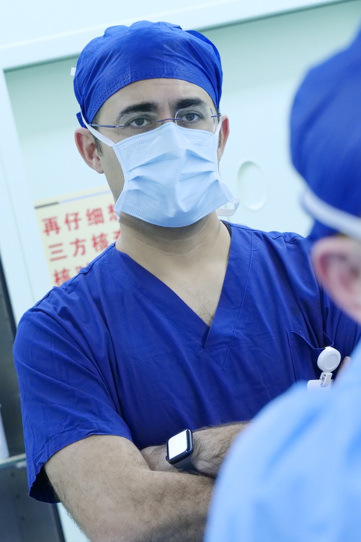 Shanghai Pulmonary Hospital'daki uniportal VATS eğitimi sırasında İsmail Can Karacaoğlu